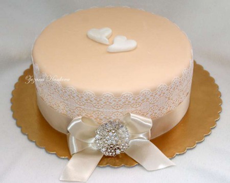 svadobná s brošňou a čipkou - krémová